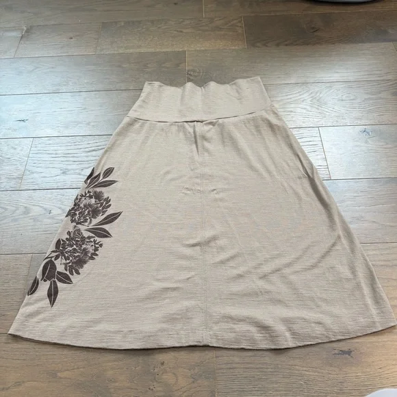 Icebreaker Skirt Sz Medium. Tan with Brown Floral Print - Picture 8 of 10